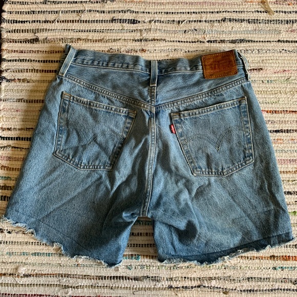 Mid thigh length denims shorts light wash - Picture 2 of 3